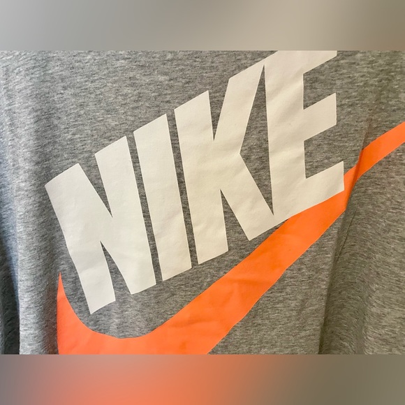 Nike women’s scoop neck t-shirt - Picture 4 of 7